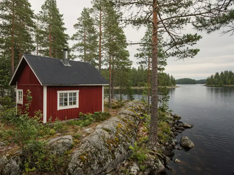 Chalet bois au bord de l'eau — pas le bien